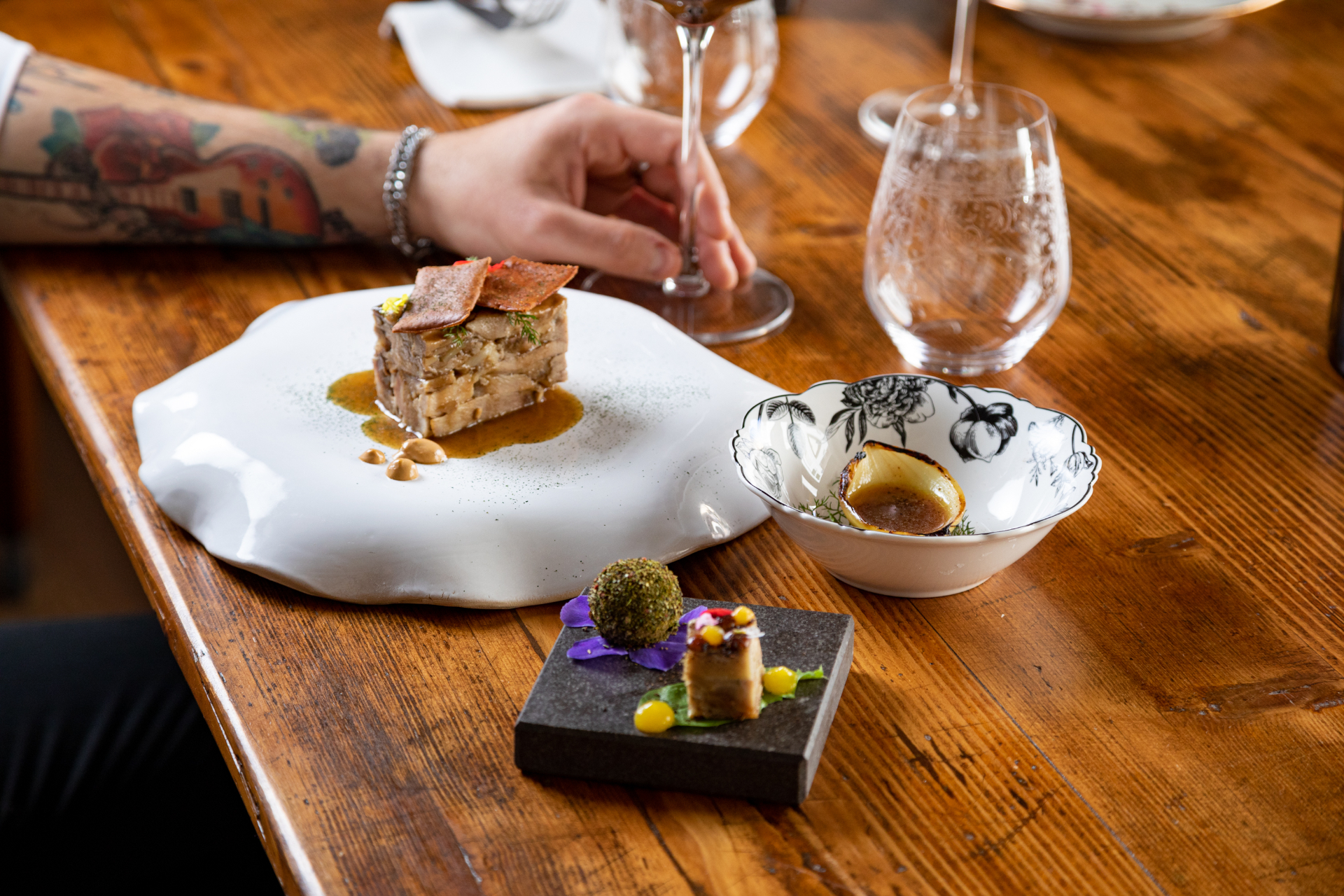 Piatti del bistrot serviti a tavola